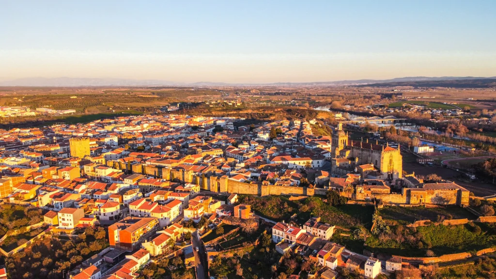 Vista aérea do centro histórico de Coria