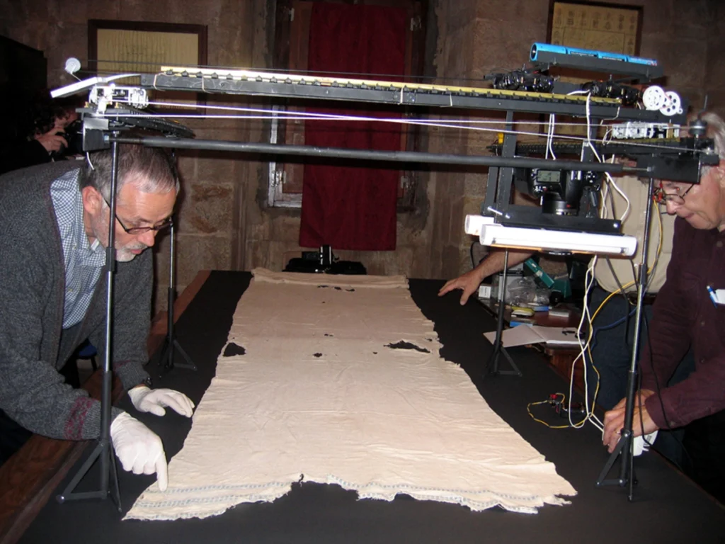Le professeur John Jackson analysant le Saint Linge dans la cathédrale de Coria (2006-2007)